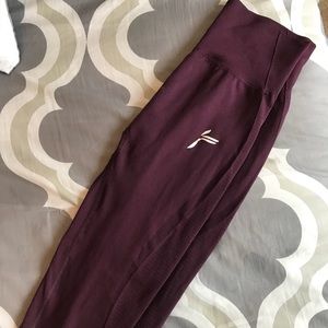 Famme Sportswear Seamless Leggings - SM in Wine